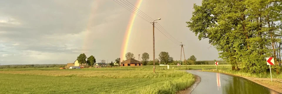 Tęcza nad okolicą gospodarstwa